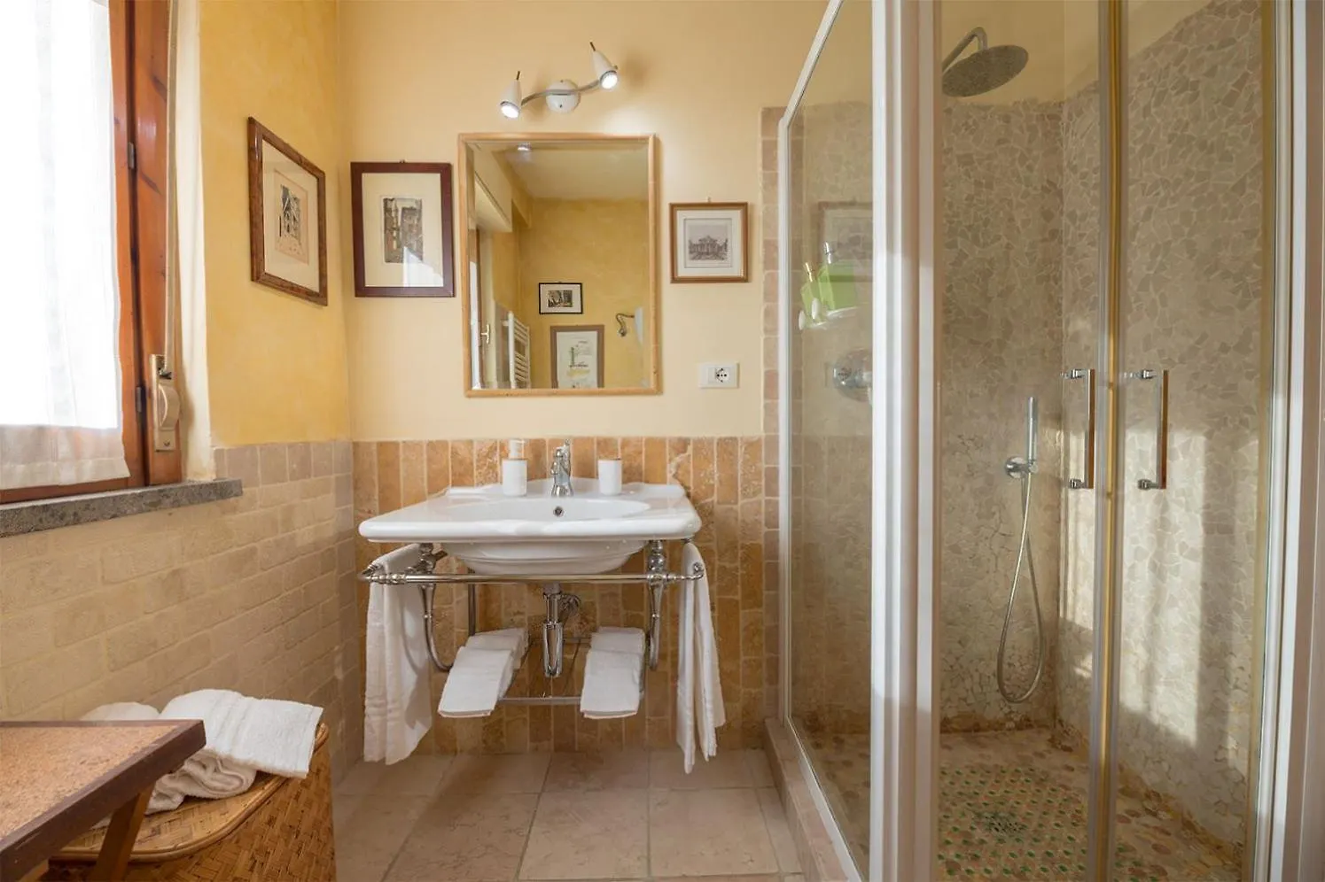 Shell Apartment - Spazioso Attico Con Wifi Gratuito E Posto Auto Perugia 0*,  Italia