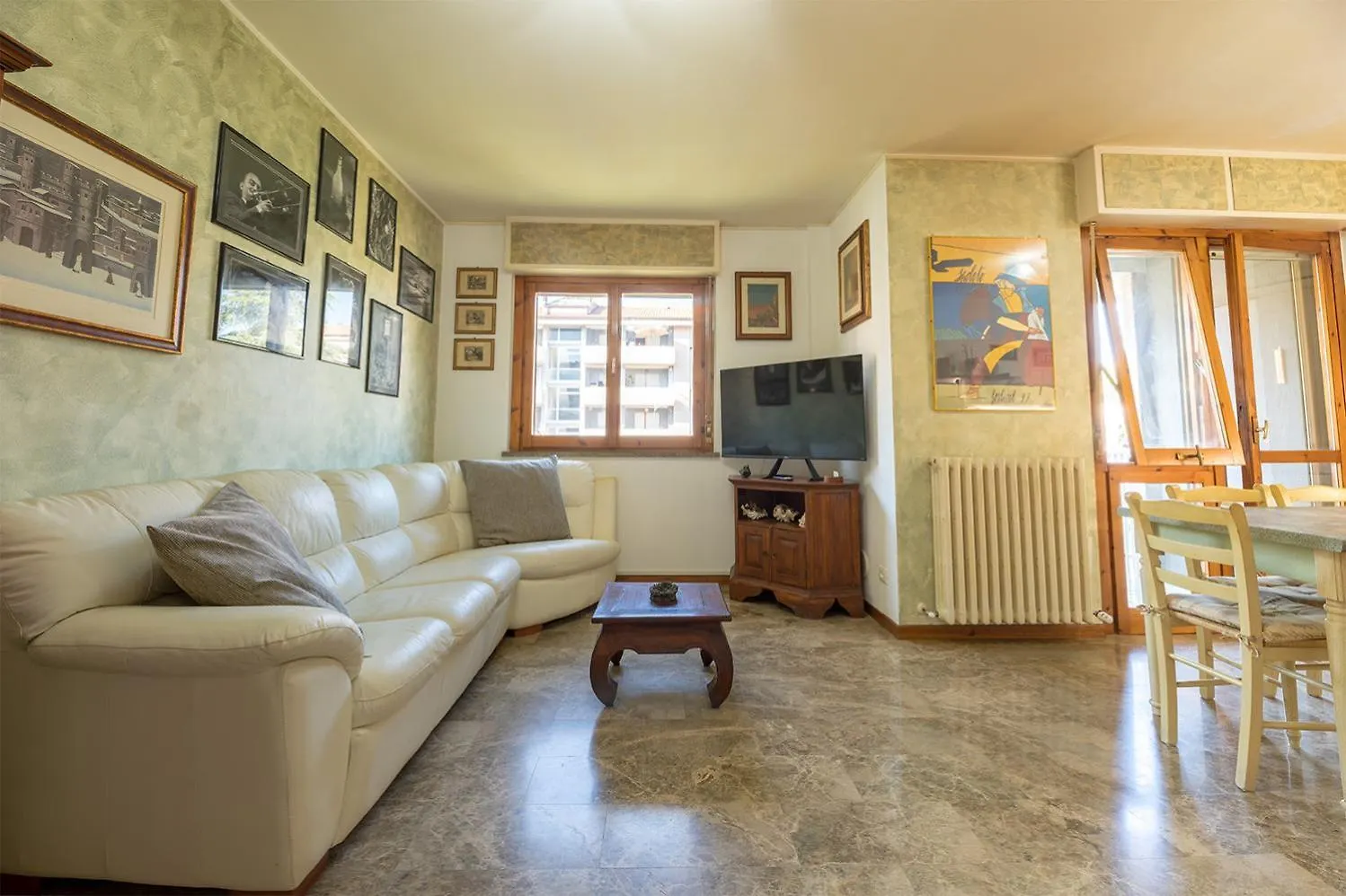 Shell Apartment - Spazioso Attico Con Wifi Gratuito E Posto Auto Perugia 0*,  Italia